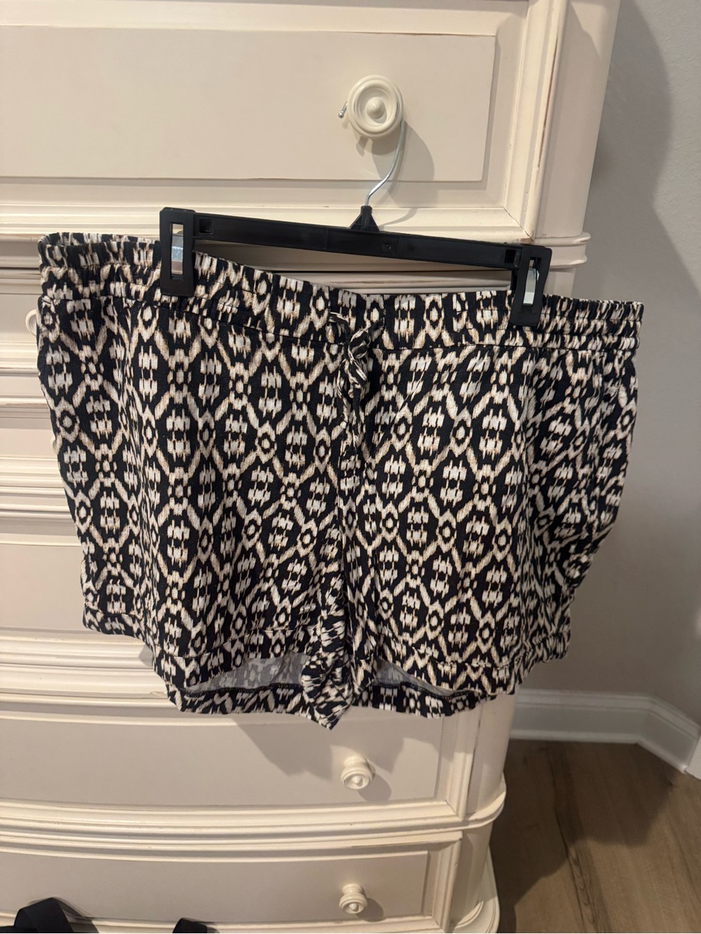 Old Navy Black and Cream Geometric Print Plus Shorts